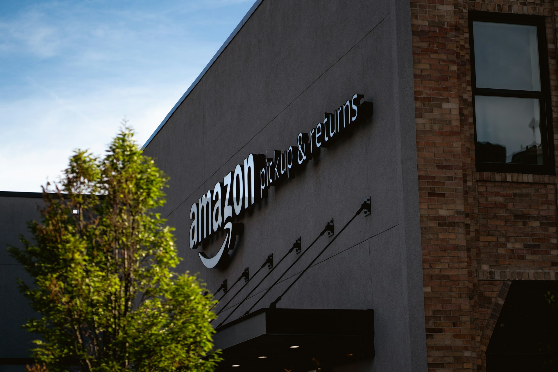 Jeff Bezos Sells $737 Million Worth of Amazon Shares Amid Strategic Financial Planning