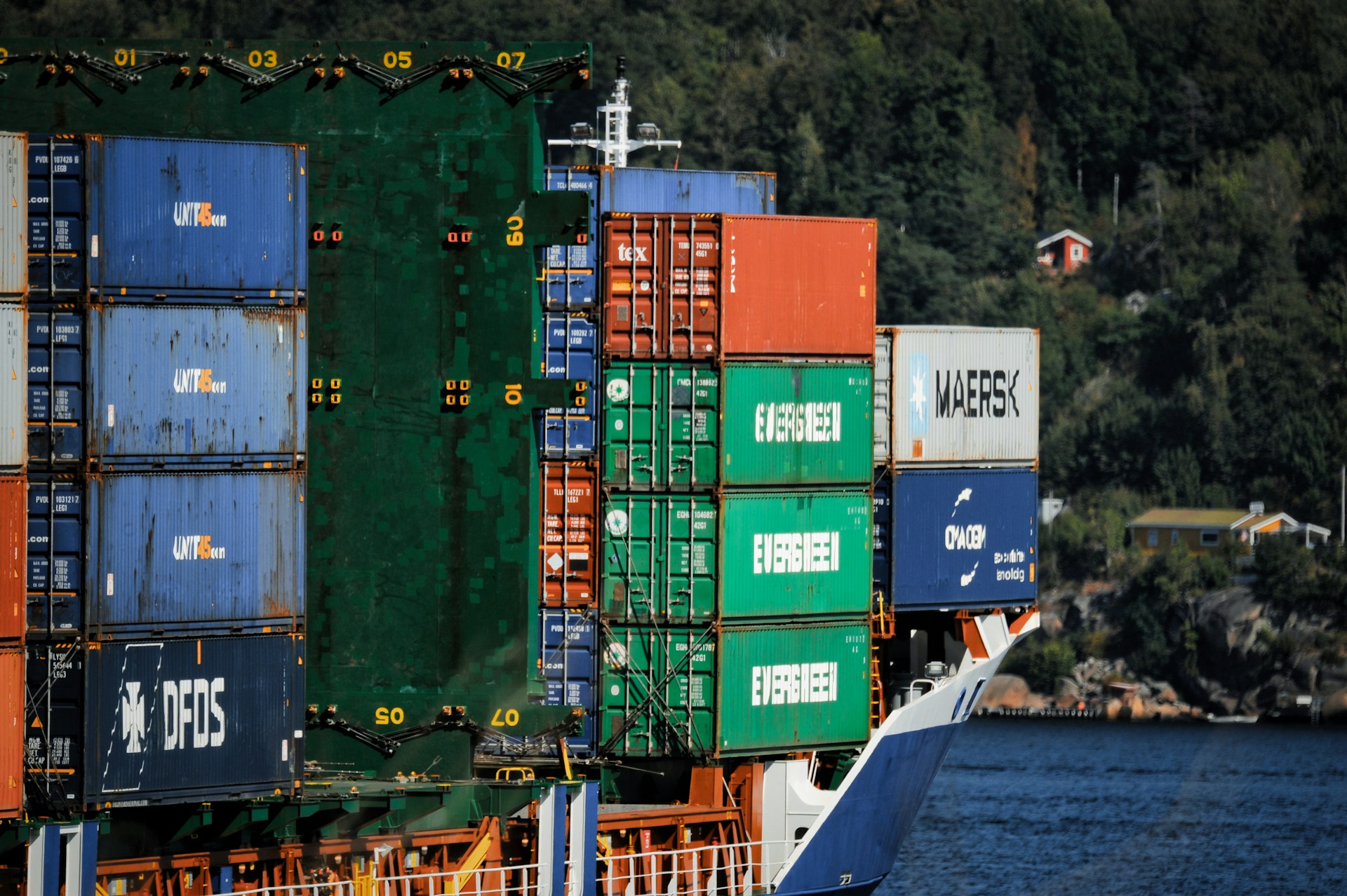 European carriers halt deliveries to US: end of 'de minimis' era European postal services have temporarily suspended sending cheap parcels to the US due to the abolition of the