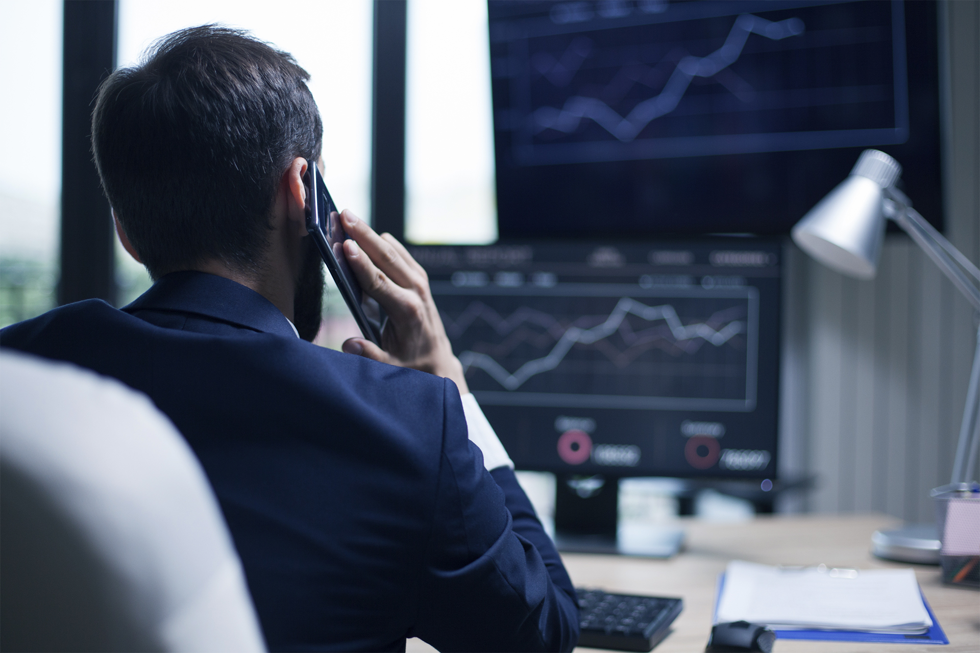 Spreads, commissions and trading products Trader analyzes trading costs