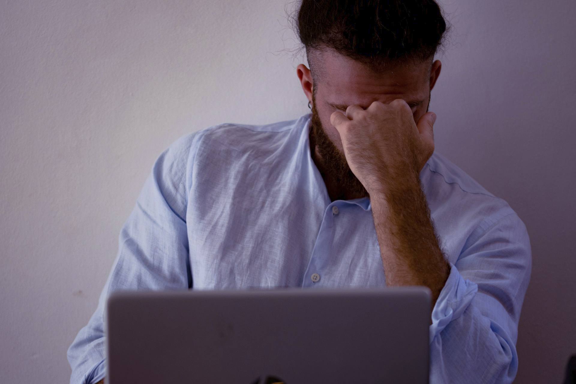 What examples of psychological errors lead to losses in trading