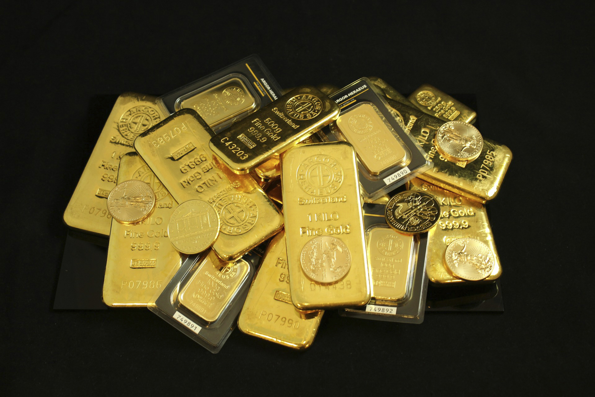 Gold Surpasses $4,000: A New Era of Safe Havens, AI Acquisitions, and a Turning Point in the Investment Cycle