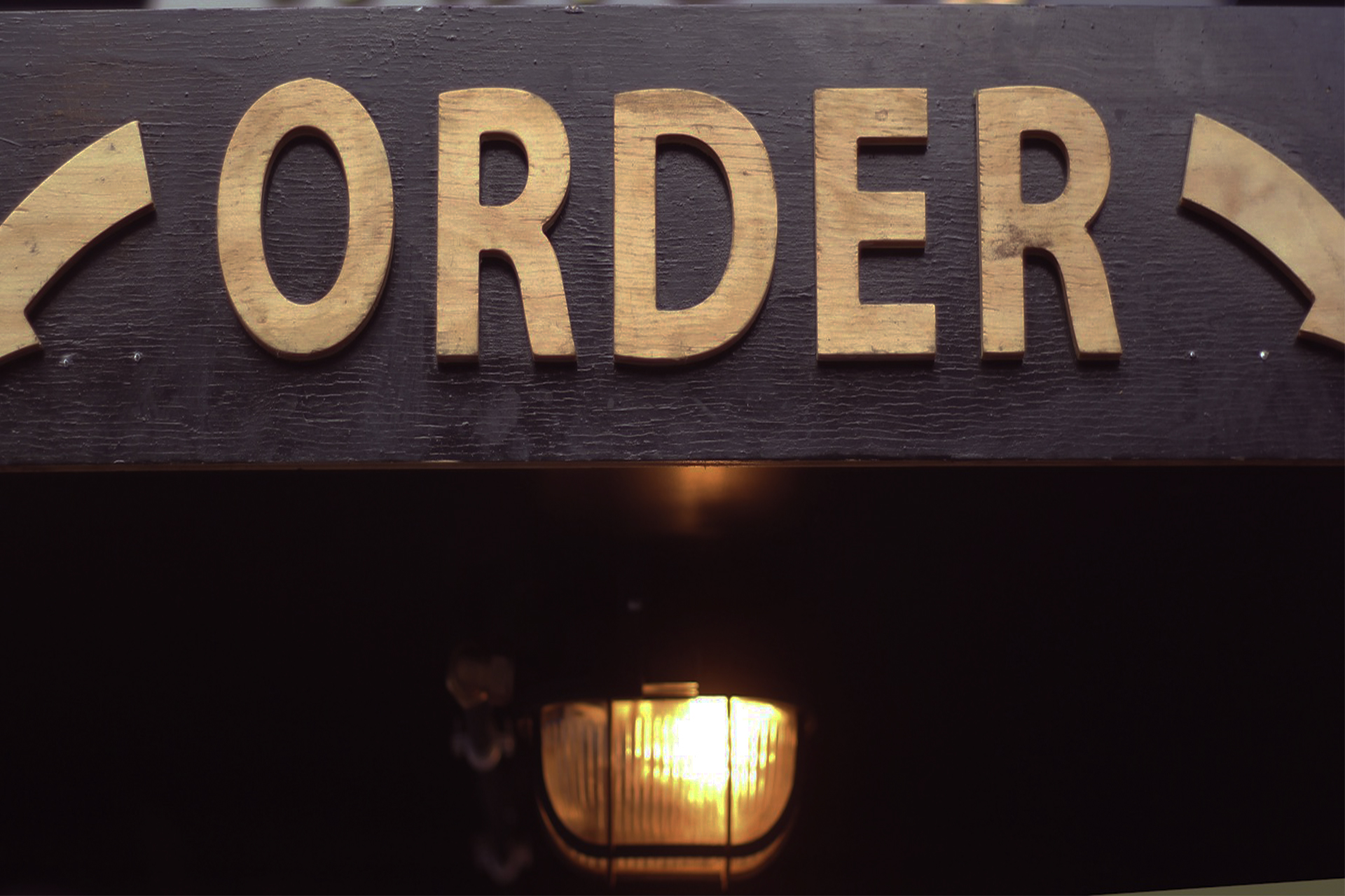 The advantage of pending orders in Forex: trading without emotions and 24/7 control