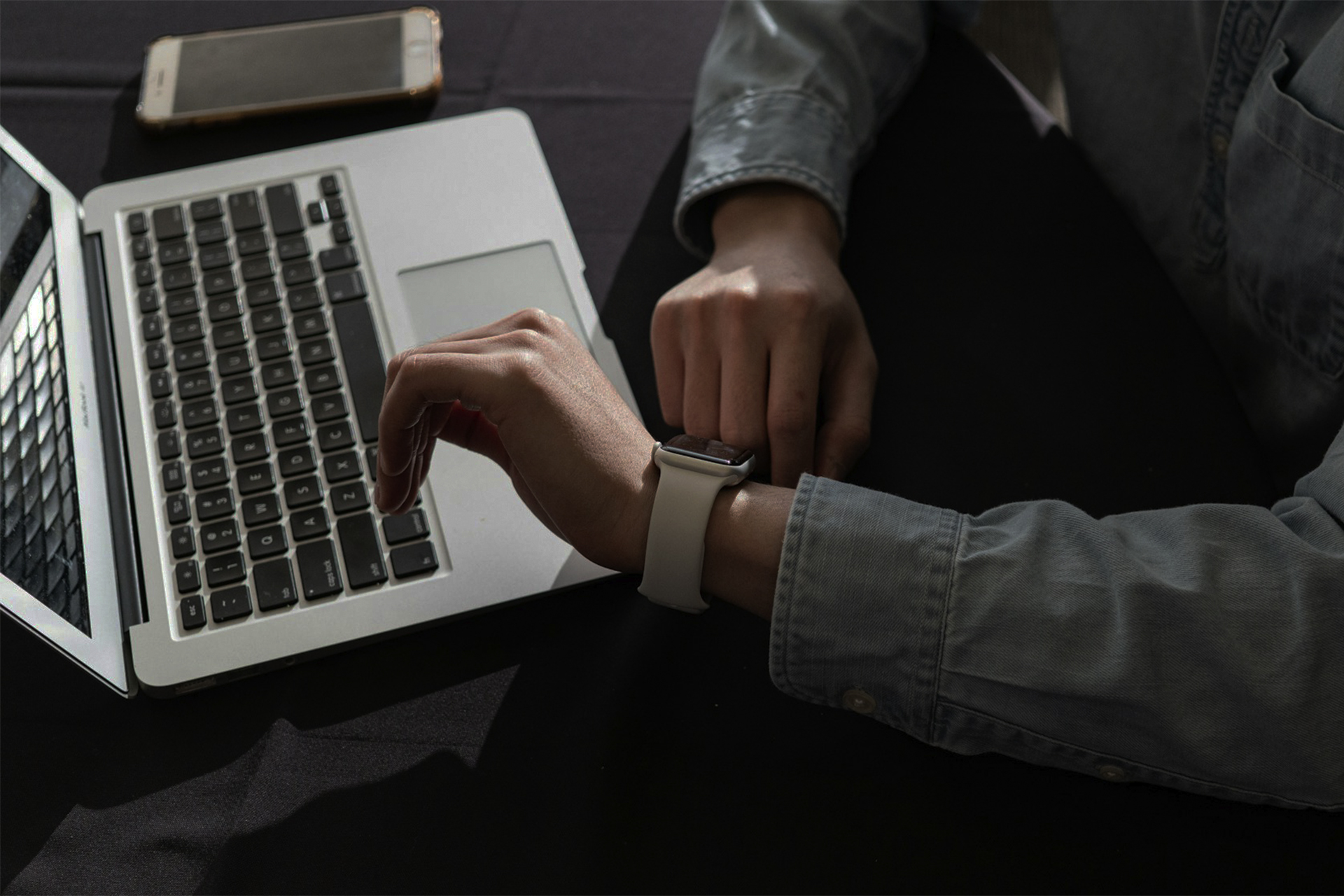 Anonymous VPS vs broker-provided free VPS: why independent traders choose anonymity