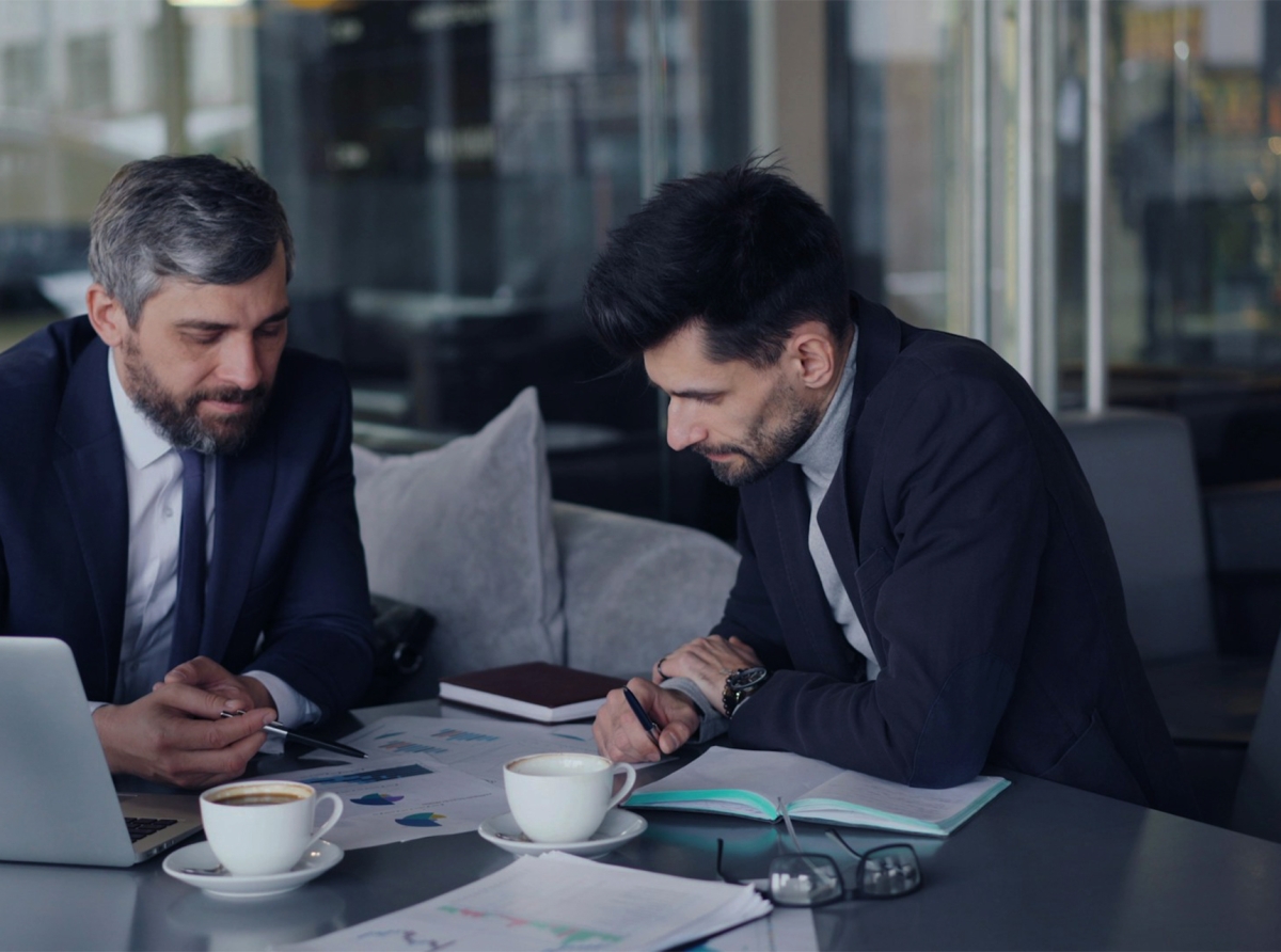 Forex as a Second Income: Realistic Strategies for Full-Time Professionals