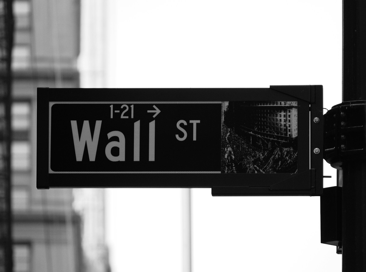 Wall Street Rises as Tech Strength Balances Middle East Risk